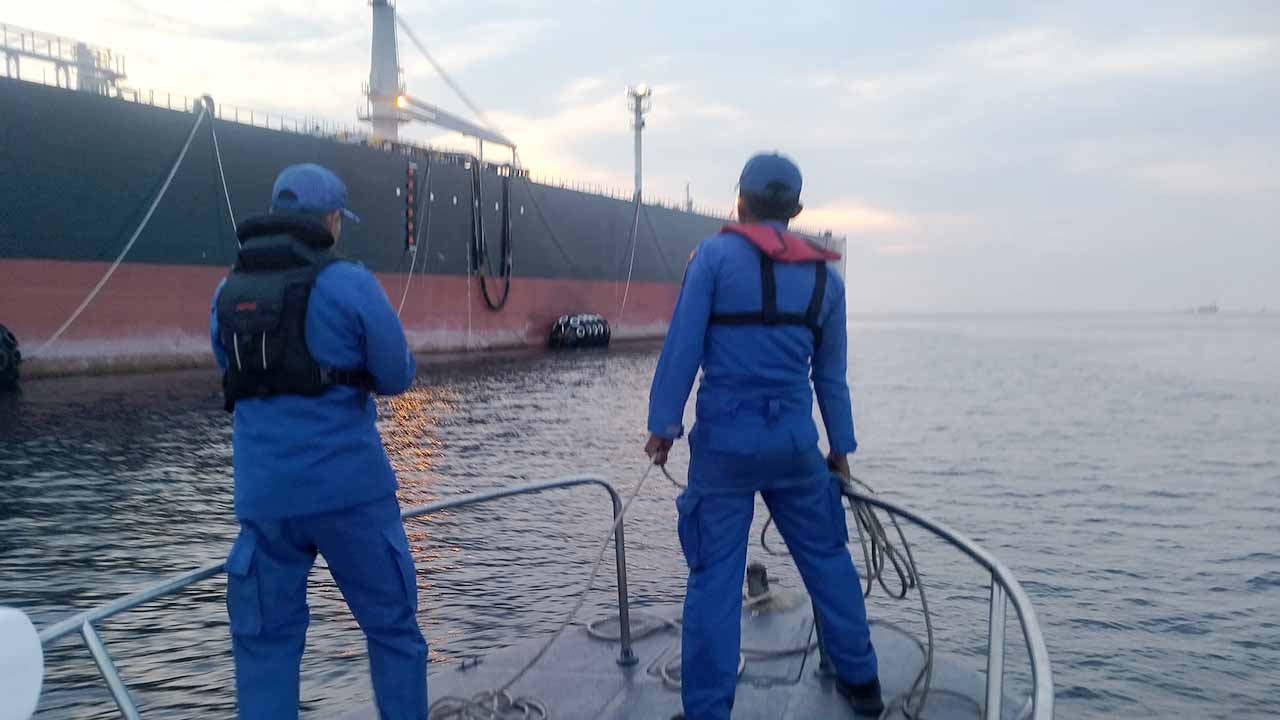18 Jam Hanyut, Ini Perjuangan Nelayan Karimun Bertahan di Laut