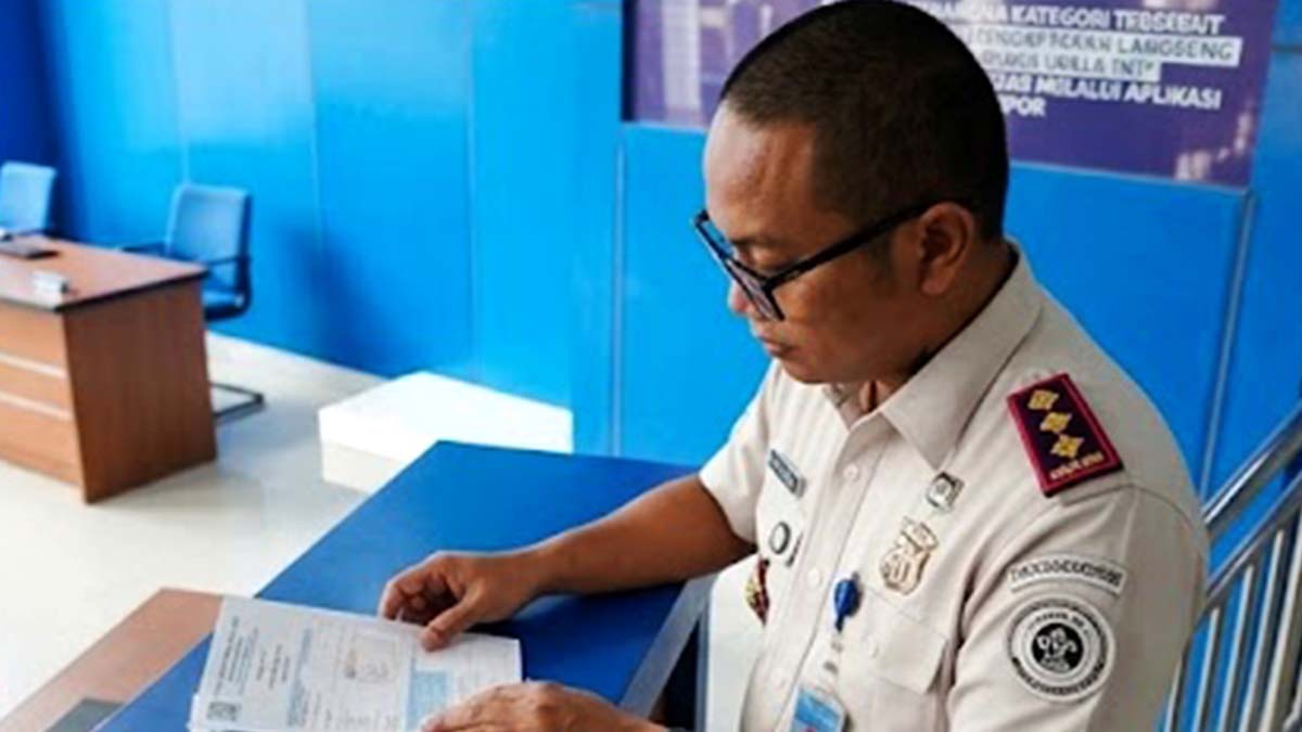 Petugas Imigrasi Karimun memberikan pelayanan kepada penumpang di Pelabuhan Internasional Karimun.